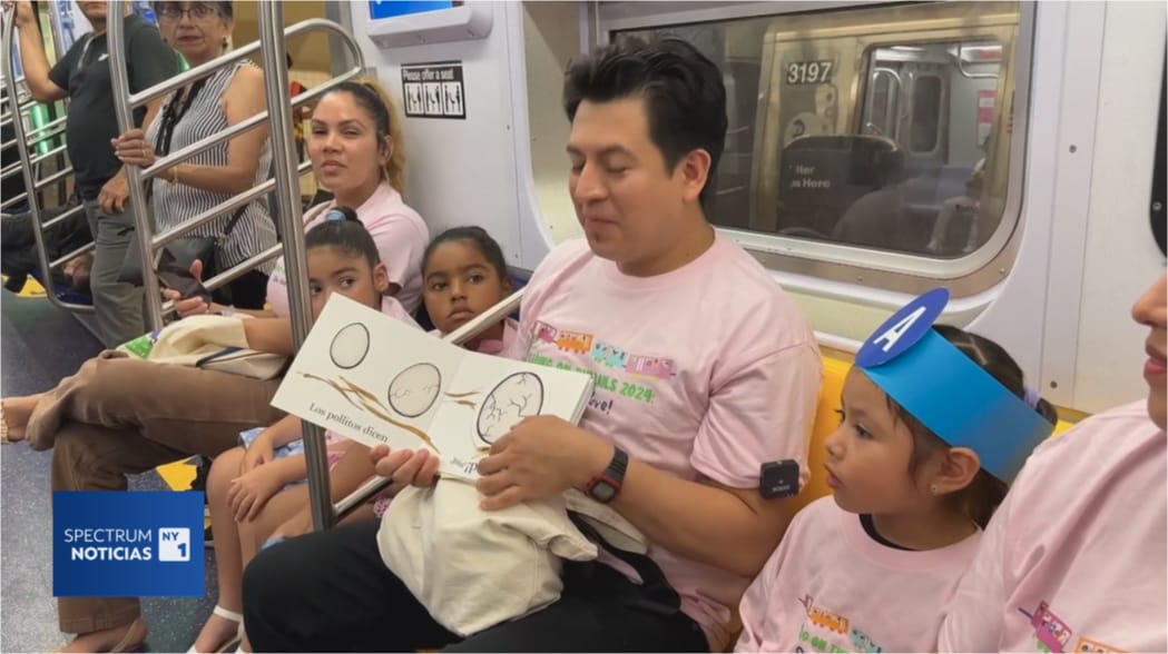 NY1 Noticias: ‘Lectura sobre rieles: en movimiento’, padres y sus hijos en programa de lectura en el metro