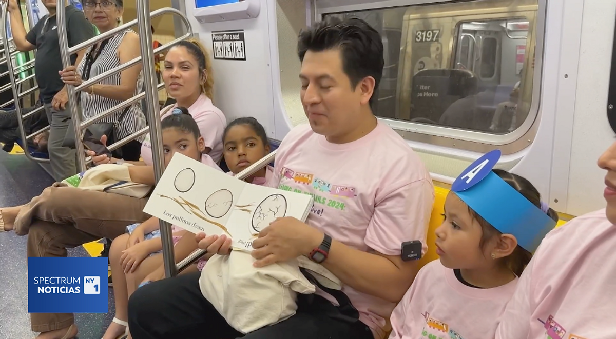 NY1 Noticias: ‘Lectura sobre rieles: en movimiento’, padres y sus hijos en programa de lectura en el metro